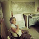 בתיה בחדר העבודה, 1980